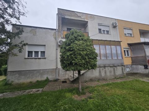 Eladó Lakás 8154 Polgárdi , Felújítandó, 125 nm-es, 2 szintes lakás + garázs