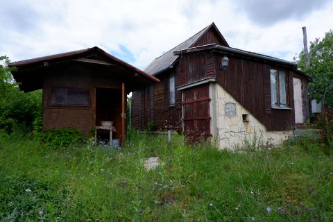 Eladó Telek 8152 Kőszárhegy , Építési telek pincével, faházzal, villany- és vízórával