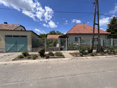 Eladó Ház 6527 Nagybaracska , Nagybaracska csendes utcájában, 250 m2 gazdasági épületekkel