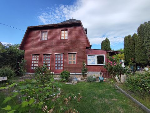 Eladó Ház 2481 Velence , a vasútállomástól pár perces sétára, eldugott helyen