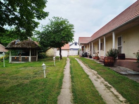 Eladó Ház 2476 Pázmánd Csendes helyen