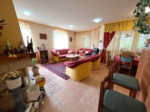 Eladó Ház 1239 Budapest 23. kerület , 217 nm-es, jó állapotú, önálló családi ház medencével