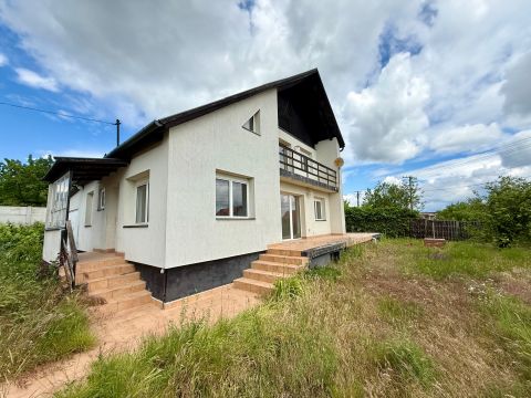 Eladó Ház 8220 Balatonalmádi , Vörösberény kedvelt családi házas övezetében