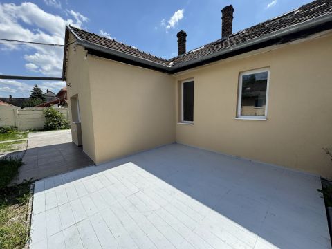 Eladó Lakás 1202 Budapest 20. kerület Belső 2 szintes lakás kertkapcsolattal, gépkocsi beállóval !