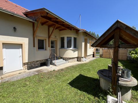 Eladó Ház 8564 Ugod , Veszprém megyében, Pápa vonzáskörzetében, Ugodon szigetelt ház, 1068 nm telken Eladó
