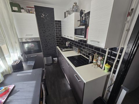Eladó Lakás 8000 Székesfehérvár Széchenyi úton 4. emeleti lakás 