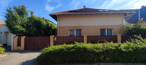 Eladó Ház 2900 Komárom , Befektetők figyelem! Működő apartmanház a strand közelében