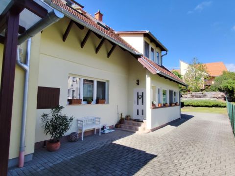 Eladó Ház 9400 Sopron , kertvárosi, ikerházi 82 m2-en n+3 szobás duplamomfortos.....