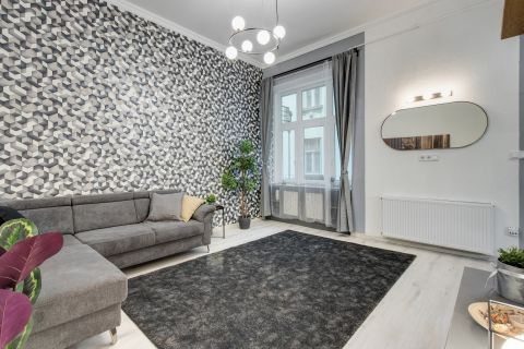 Eladó Lakás 1062 Budapest 6. kerület , Hősök tere közelében - emeleti, berendezett, szép lakás 
