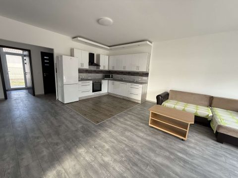 Kiadó Ház 6000 Kecskemét , Újépítésű 92 m2-es családi ház + GARÁZS KIADÓ /A ÉPÜLET/