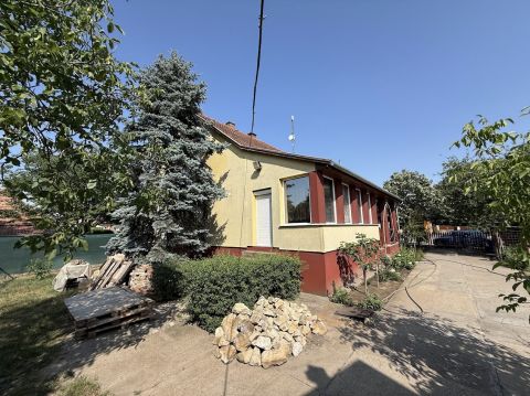 Eladó Ház 6000 Kecskemét 2 szintes családi ház eladó Kecskemét-Szarkásban