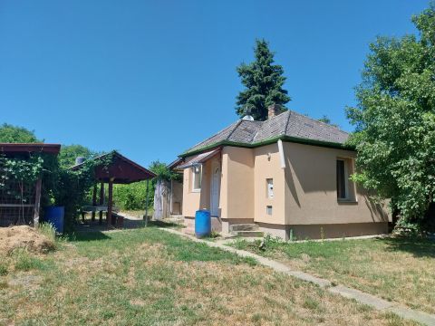 Eladó Ház 2837 Vértesszőlős , Olcsó lakhatási lehetőség a városhoz közel.