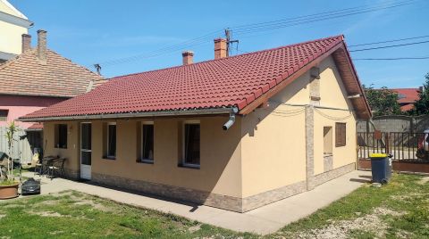 Eladó Ház 6090 Kunszentmiklós , Tégla építésű, szigetelt családi ház