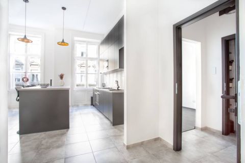 Eladó Lakás 1068 Budapest 6. kerület Kodály Körönd közelében felújítót 3 szobás lakás.