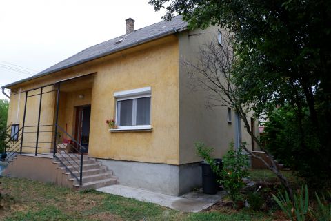 Eladó Ház 8145 Nádasdladány , Jó elrendezésű ház, nyugodt helyen.