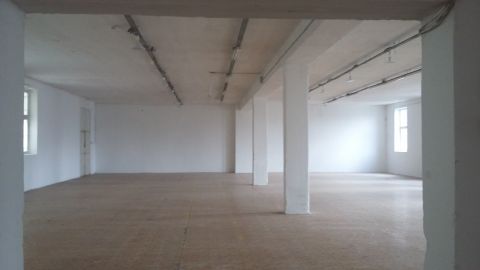 Kiadó Ipari 1044 Budapest 4. kerület , Újpest frekventált helyén, forgalmas út mellett