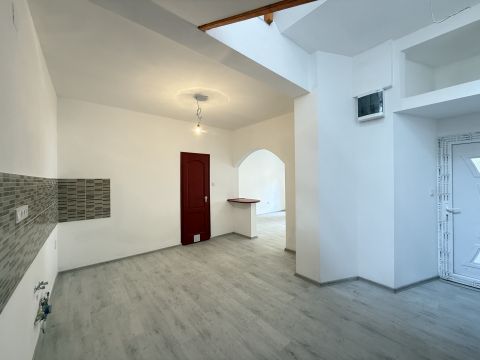 Eladó Lakás 1195 Budapest 19. kerület Felújított, belső két szintes, nappali + 3 szoba