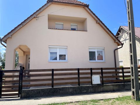 Eladó Ház 6097 Kunadacs , Nappali + 3 szobás felújított családi ház - 1000 nm-es telek