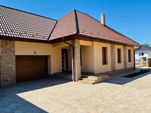 Eladó Ház 2251 Tápiószecső Garázskapcsolatos, újépítésű ikerházfél, csendes helyen!