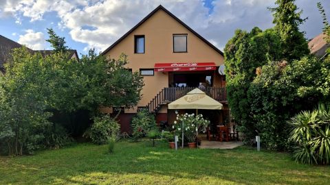 Eladó Ház 2481 Velence , 3 szintes családi ház, jól működő üzlethelyiséggel