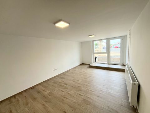 Kiadó Üzlethelyiség 9700 Szombathely Szombathely 11-es Huszár út