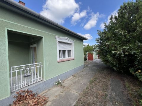 Eladó Ház 6044 Kecskemét Eladó családi ház Hetényegyházán garázzsal és pincével!