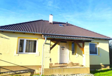 Eladó Ház 9083 Écs , csendes utcában