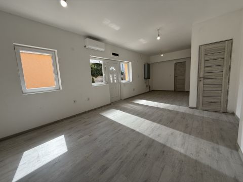 Eladó Lakás 1183 Budapest 18. kerület Felújított, nappali + 2 szoba, gk. beálló, saját udvarrész