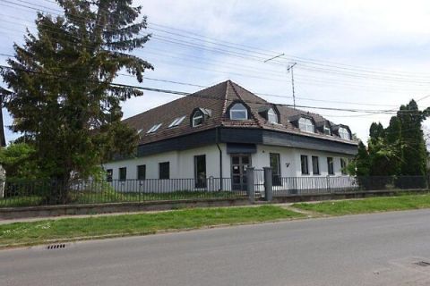 Eladó Irodaépület 6300 Kalocsa , Eladó Kalocsán, a Híd utcában egy 798 nm+170 nm-es irodaház