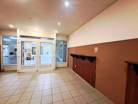Eladó Üzlethelyiség 2230 Gyömrő Tágas üzlethelyiség a központban, a Centrum Üzletházban