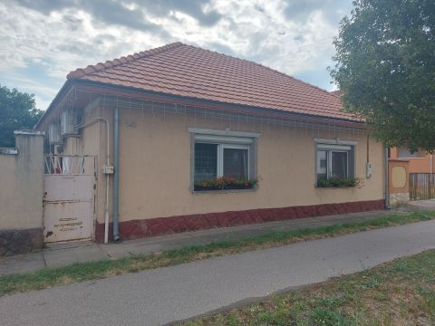 Eladó Ház 6070 Izsák 