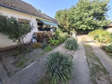 Eladó Ház 6066 Tiszaalpár , Részben felújított, 3 szobás családi ház garázzsal 