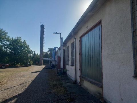 Eladó Ipari 2835 Tata , 2890 Tata, Központi, városi