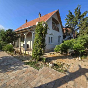 Eladó Ház 6000 Kecskemét , PETŐFIVÁROSBAN NAPPALI+4 SZOBÁS CSALÁDI HÁZ! 