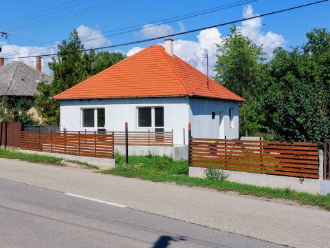 Eladó Ház 2175 Kálló , Központban