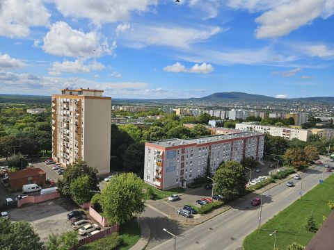 Eladó Lakás 7632 Pécs , Pécs Kertváros kedvelt részén, az Aidinger János úton