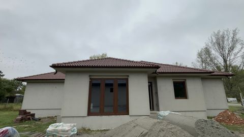 Eladó Ház 2700 Cegléd , 117 m2-es új-építésű, hőszivattyús, nappali + 4 szobás családi ház 740 m2-es telken