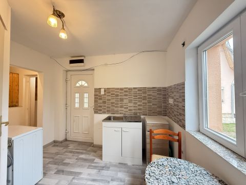 Eladó Lakás 1183 Budapest 18. kerület Belső kétszint, udvarkapcsolat, gépkocsi beálló