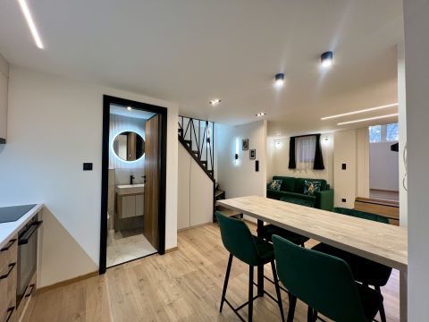 Eladó Lakás 1084 Budapest 8. kerület , Horváth Mihály térnél felújított berendezett 2 lakás