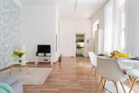 Eladó Lakás 1051 Budapest 5. kerület , A Szabadság tér közelében, emeleti, felújított, bútorozott l