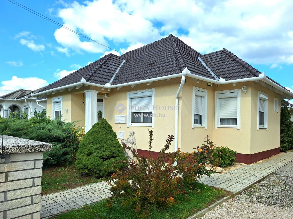 9151 Abda , STÍLUSOS CSALÁDI HÁZ AZ ELEGANCIA JEGYÉBEN! — 1/49