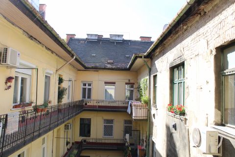 Eladó Lakás 1078 Budapest 7. kerület , Nagypolgári, felújítandó nagy lakás.