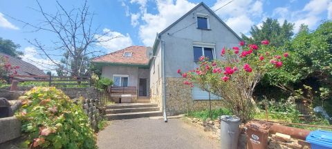 Eladó Ház 7628 Pécs , Szabolcsi út közelében, nappali + 4 hálószobás