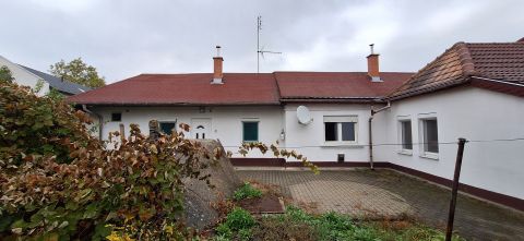 Eladó Ház 2100 Gödöllő , Gödöllő szívében háromgenerációs családi ház nagy telekkel