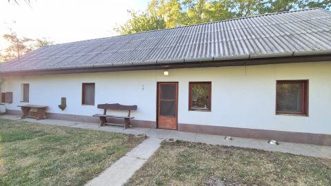 Eladó Ház 6000 Kecskemét , Gazdálkodóknak! 14,4Ha földterület, tanya épületekkel.