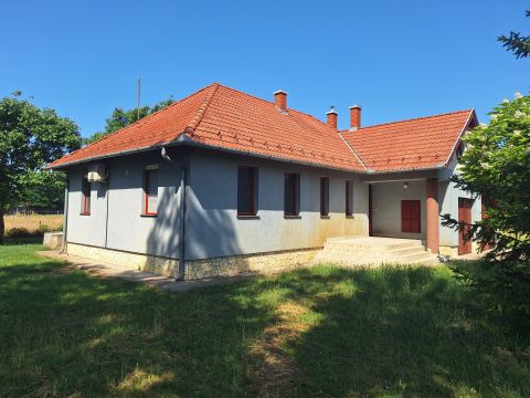 Eladó Ház 6100 Kiskunfélegyháza , peremén, nappali + 4 szobás családi ház nagy területtel