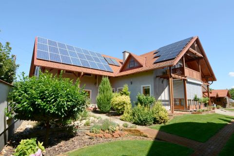 Kiadó Ház 6400 Kiskunhalas , Attila utcában BÚTOROZOTT, GÉPESÍTETT nappali + 5 szobás ház