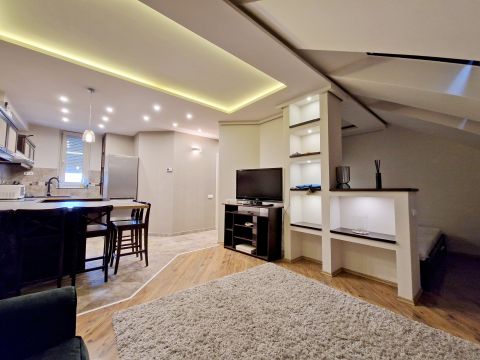 Kiadó Lakás 6000 Kecskemét , Belvárosi liftes házban nappali + hálós bútorozott lakás