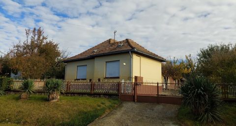 Eladó Ház 7432 Csombárd , *** 3083 Nm-es telken fekvő, 91 Nm-es, 3 szobás családi ház