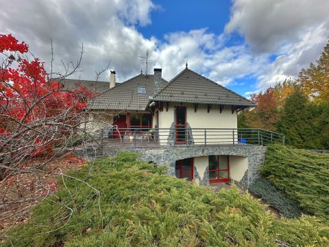 Eladó Ház 6000 Kecskemét , Beretvás köz térségében: elegancia, tér és harmónia egyben!